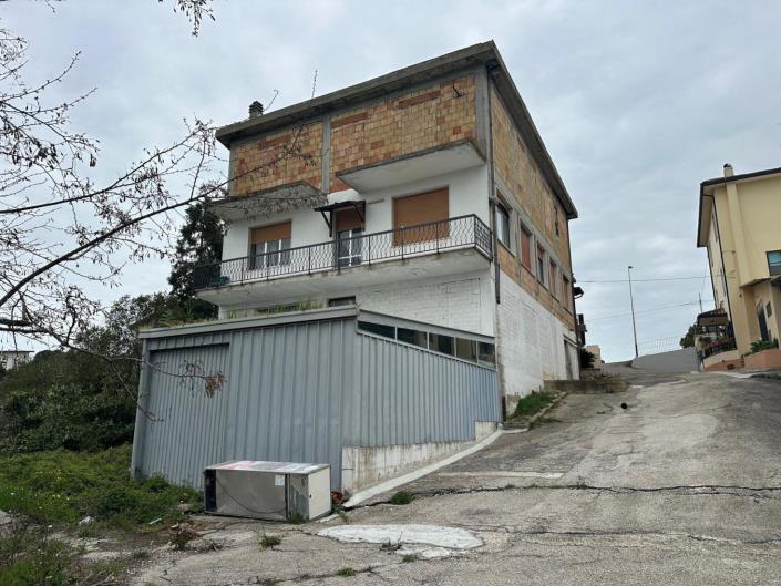 Image No.5-6 Bed Property for sale
