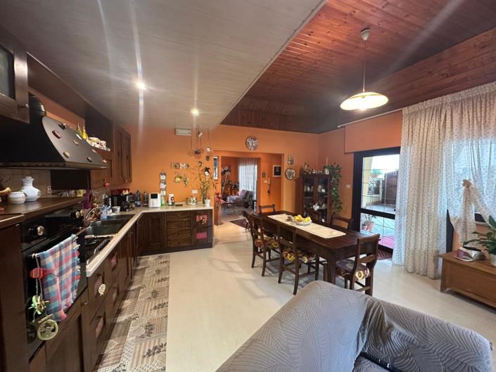 Image No.8-6 Bed Property for sale