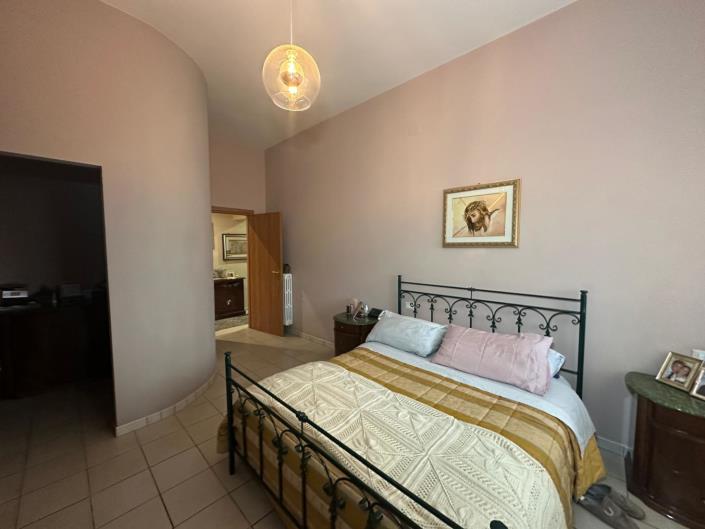 Image No.11-6 Bed Property for sale