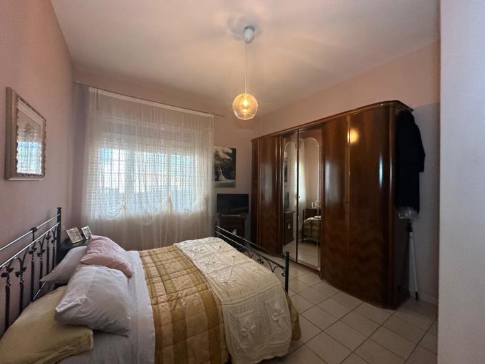 Image No.12-6 Bed Property for sale