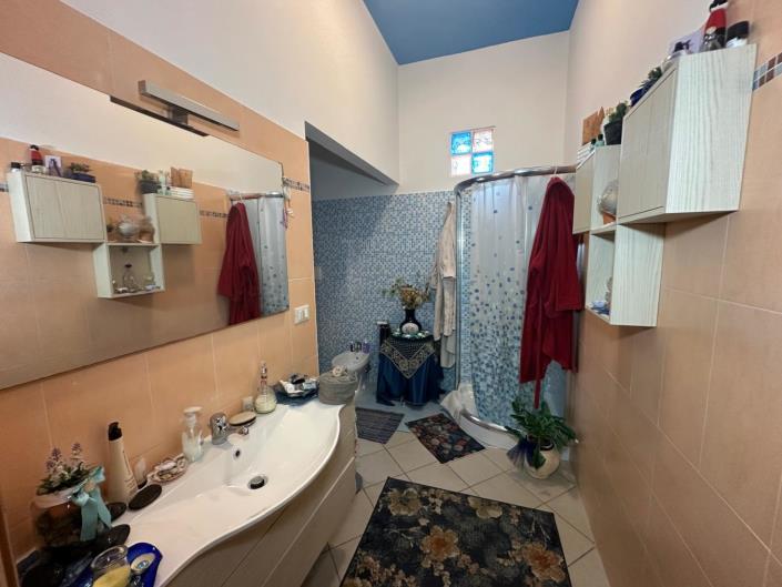 Image No.17-6 Bed Property for sale