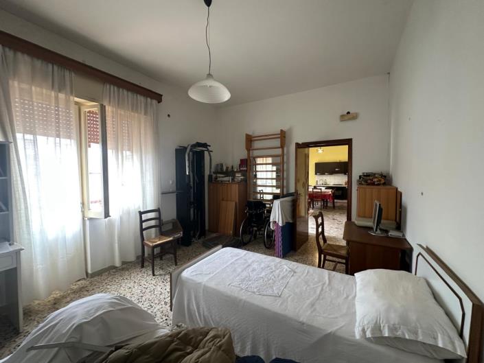 Image No.30-6 Bed Property for sale