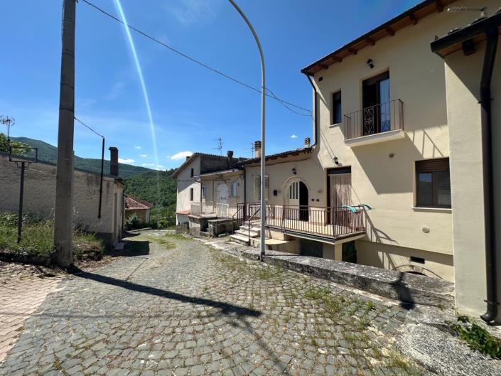 Image No.3-Propriété de 4 chambres à vendre
