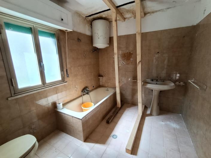 Image No.18-2 Bed Property for sale