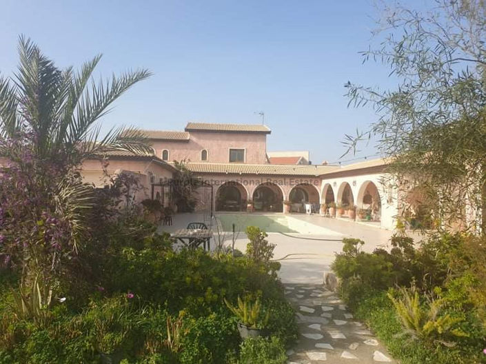 Image No.2-Villa de 4 chambres à vendre à Larnaca