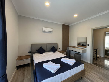 Interior 8