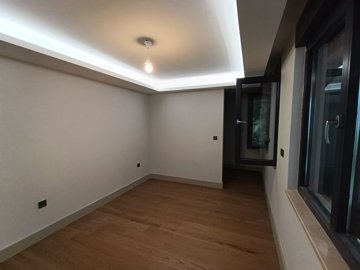 Interior 6