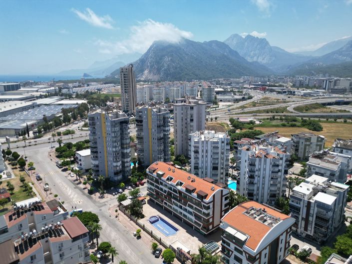 Furnished Flat with Shared Pool and Parking in Antalya Konyaalti