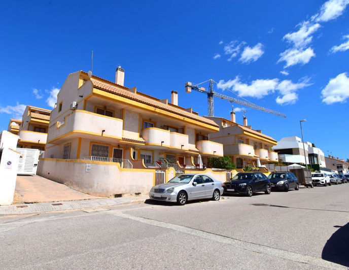 Image No.19-3 Bed Townhouse for sale
