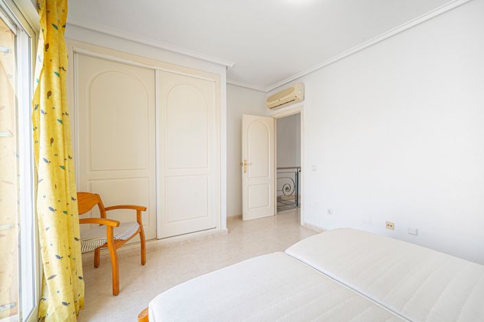 Image No.19-3 Bed Townhouse for sale
