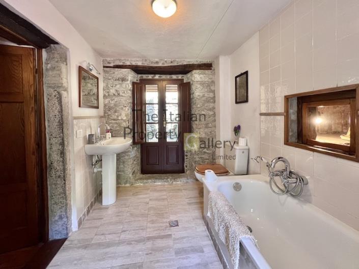 Image No.40-5 Bed House for sale