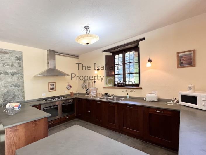 Image No.8-5 Bed House for sale