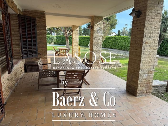 Image No.4-6 Bed Property for sale
