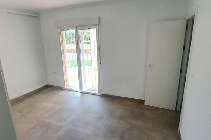 Image No.8-3 Bed Property for sale