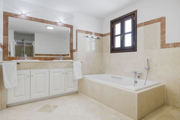 Image No.9-5 Bed Townhouse for sale