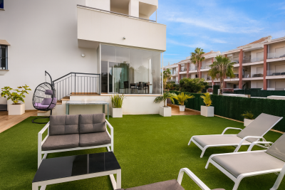 Contemporary-Outdoor-Living-Space