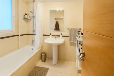 Modern-Bathroom-with-Neutral-Tones