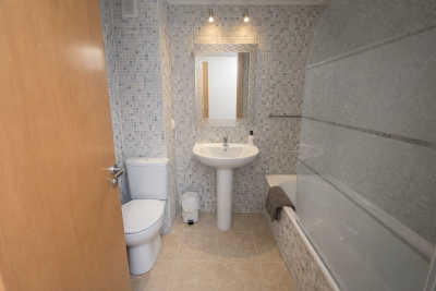 Modern-bathroom-with-mosaic-tiles