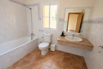 Bright-and-warm-bathroom-design