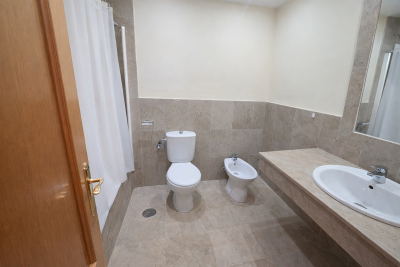 Clean-and-modern-bathroom-interior