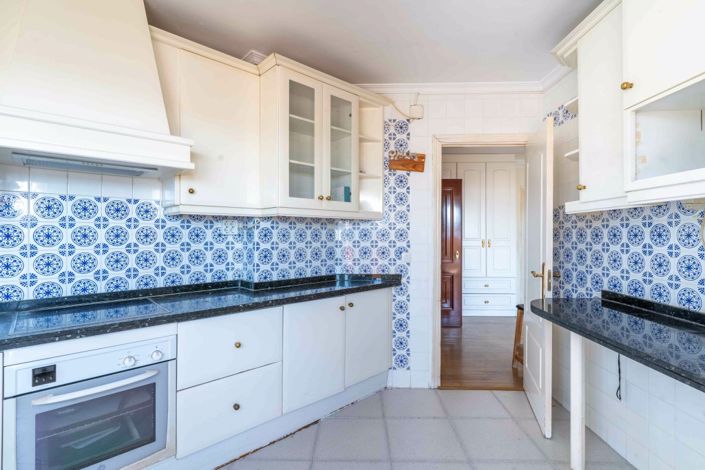 Image No.10-3 Bed Property for sale