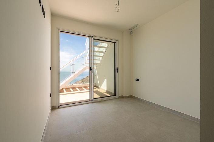 Image No.10-2 Bed Property for sale