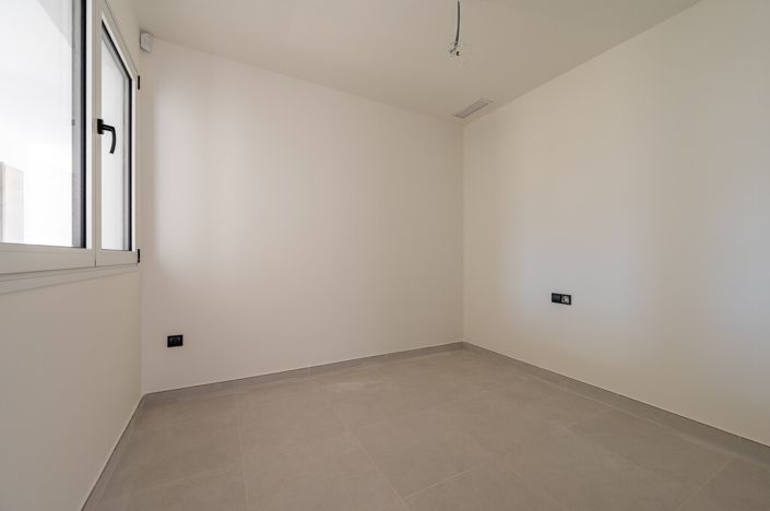 Image No.14-2 Bed Property for sale