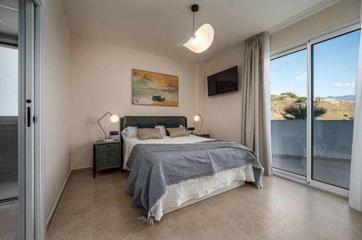 Image No.10-2 Bed Property for sale