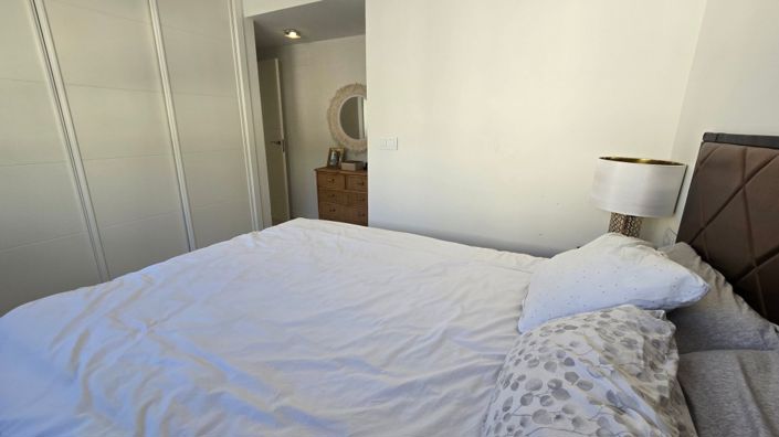 Image No.17-2 Bed Property for sale