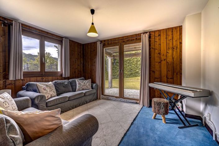 Image No.17-6 Bed Property for sale