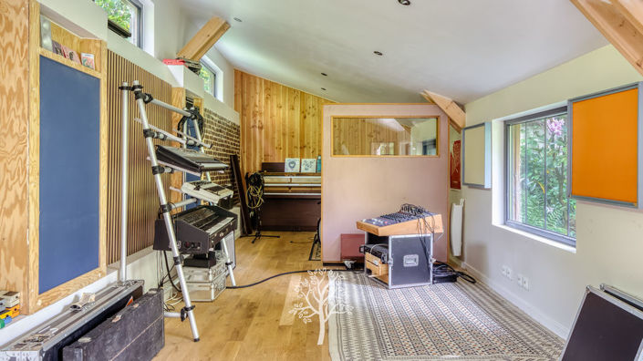 Image No.27-6 Bed Property for sale