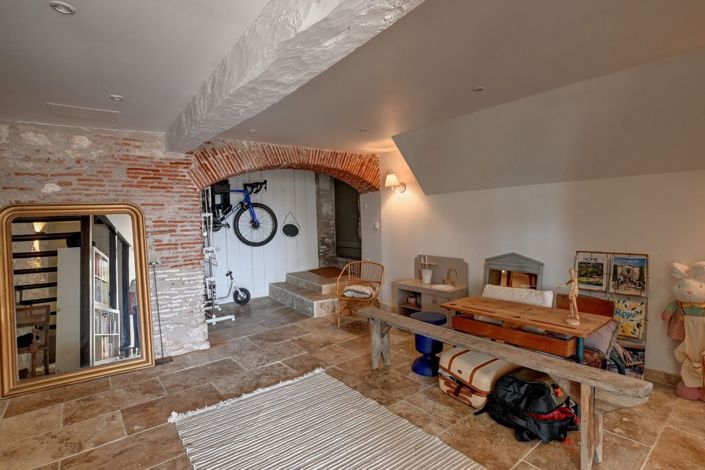 Image No.17-4 Bed Property for sale