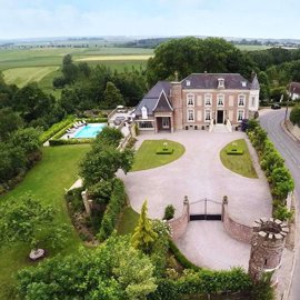 chateau-front-garden