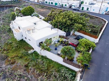Farmhouse with apartment in Guatiza with a beautiful botanical garden and development potential to create a 5 bed, 3 bath property