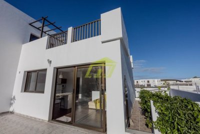 Spacious villa with private pool and guest apartment in Yaiza