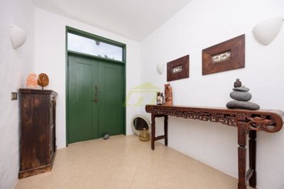 Charming Canarian 5 bedroom & 4 bathroom single-storey villa with private pool in Costa Teguise