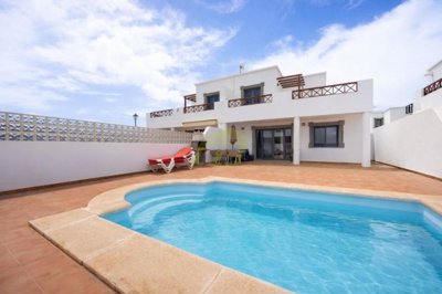 3 bedroom 2 bathroom villa with private pool and close to the beach.