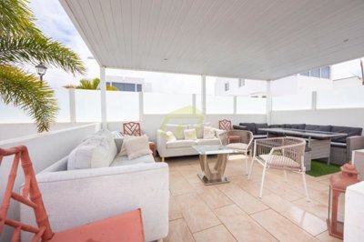 Spacious 4-Bedroom Corner Villa within walking distance to Marina Rubicón