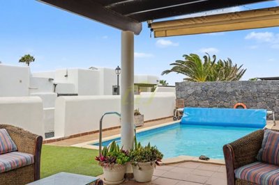 Corner villa with heated pool in sought-after La Goleta