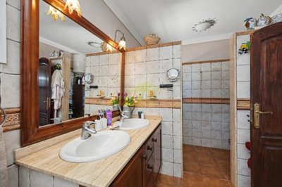 Charming traditional detached villa with panoramic sea views