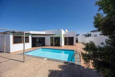 Detached 3-Bedroom villa with private pool and large plot