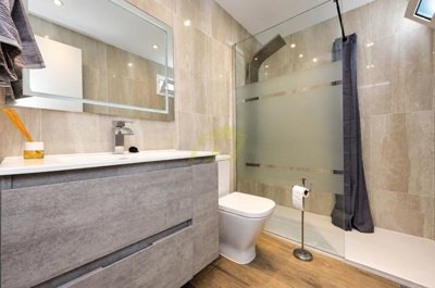 Renovated 3 Bedroom Ground-Floor Apartment in Gated Complex