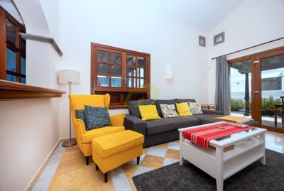 Immaculate fully detached 2 bedroom villa with heated pool in Playa Blanca