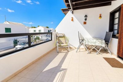 Beautiful South facing property in great location with pool