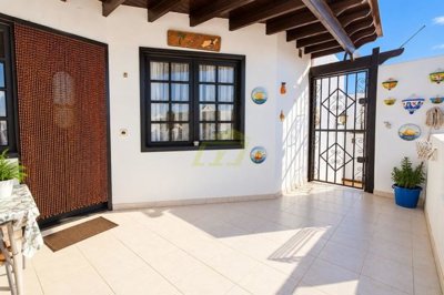 Beautiful South facing property in great location with pool