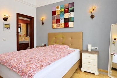 Single Level Villa with Mature Garden and Excellent Outdoor Living