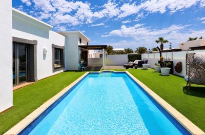 Six Bedroom Villa with Private Pool in Playa Blanca