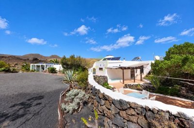 Exclusive Finca with Panoramic Views, Spacious Plot and Separate Guest Area