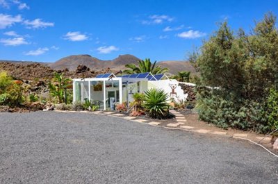 Exclusive Finca with Panoramic Views, Spacious Plot and Separate Guest Area