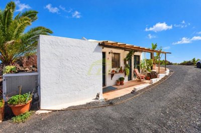 Exclusive Finca with Panoramic Views, Spacious Plot and Separate Guest Area